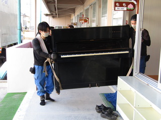 旧ピアノ持出.JPG